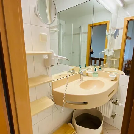 Schoenblick Inklusive Hallenbad, Sauna, Aussenpool & Fitnessstudio, Familienfreundlich Ausgestattet, Grosses 2-zimmer-apartment